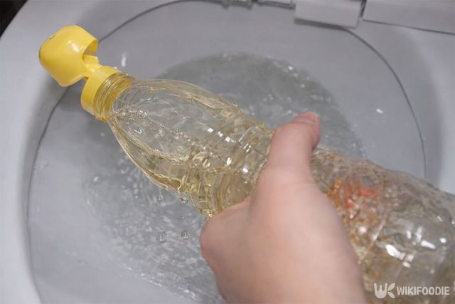 변기 안에 식초를 붓고 있다. / 위키푸디