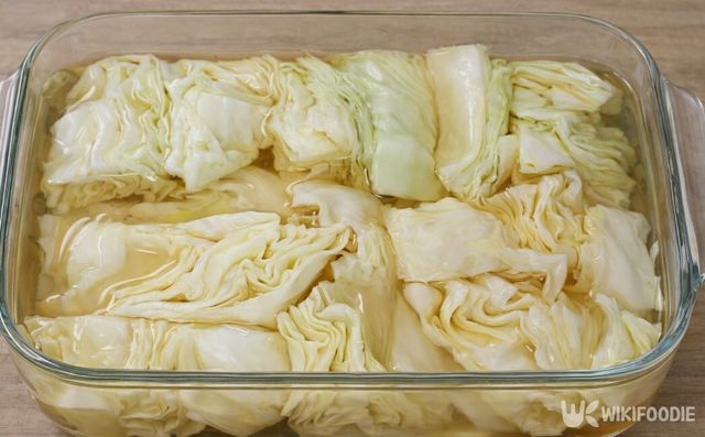 양배추를 유리 용기에 차곡차곡 담은 모습이다. / 위키푸디