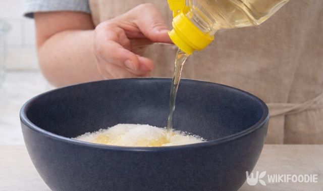 물과 식초, 소금을 섞어 만드는 피클 물이다. / 위키푸디