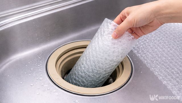 싱크대에 뽁뽁이를 넣고 있는 사진이다. / 위키푸디