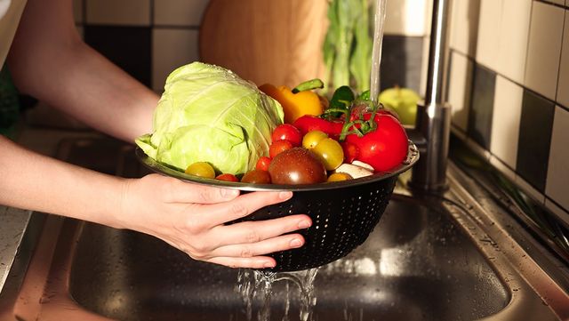 채소를 흐르는 물에 씻고 있다. / New Africa-shutterstock.com