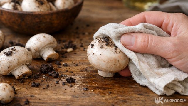 버섯은 물에 씻기보다 젖은 행주로 닦는 편이 식감을 지키는 방법이다. / 위키푸디