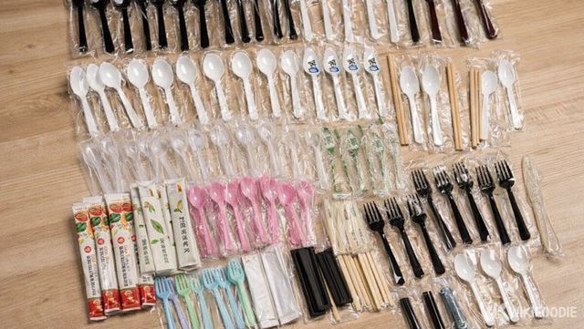 다양한 디자인의 일회용 수저와 젓가락을 우드 테이블 위에 정돈해 놓은 사진이다. / 위키푸디