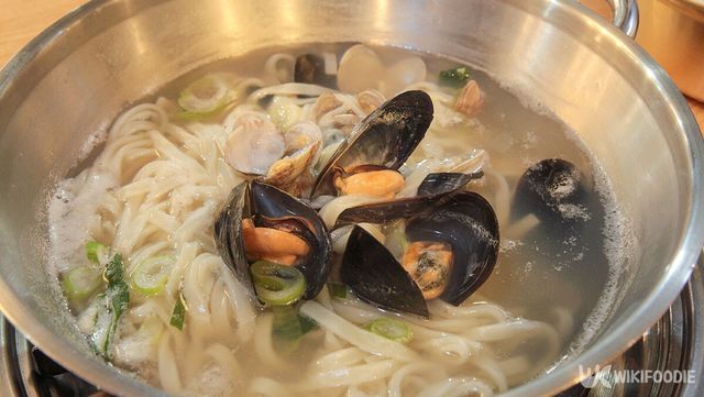 칼국수에 바지락과 홍합이 같이 들어 있다. / 위키푸디