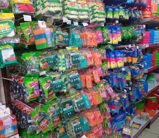 마트 판매대에 수세미들이 진열돼 있다. / Nia Rojbaniati-shutterstock.com