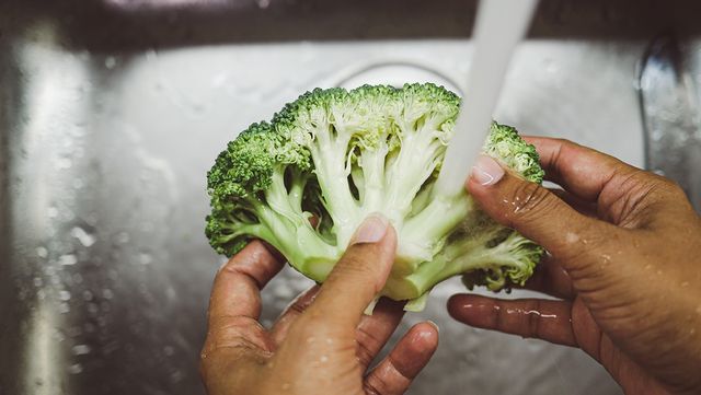 신선한 브로콜리를 흐르는 물에 깨끗이 씻고 있다. / Towfiqu ahamed barbhuiya-shutterstock.com