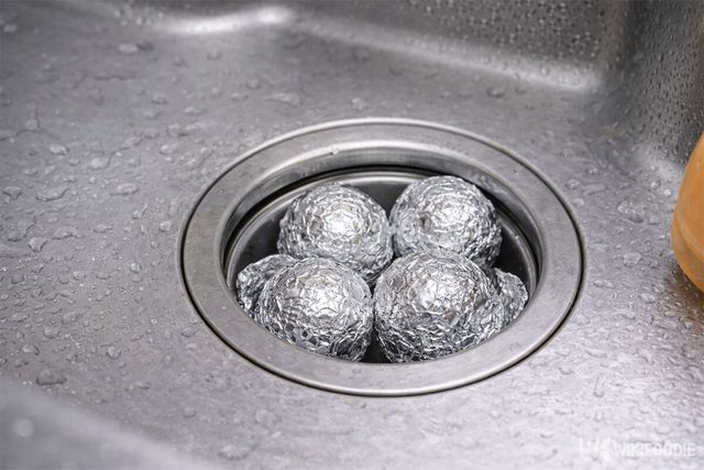 뭉쳐진 은박지들이 배수구에 들어가 있다. / 위키푸디