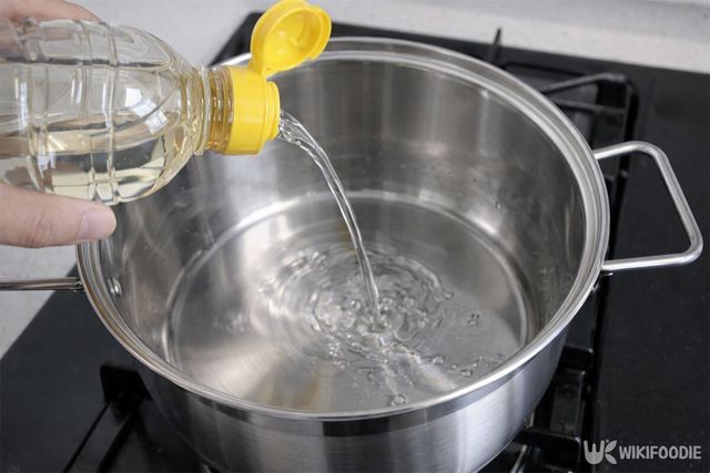 스테인리스 냄비에 식초를 붓고 있다. / 위키푸디
