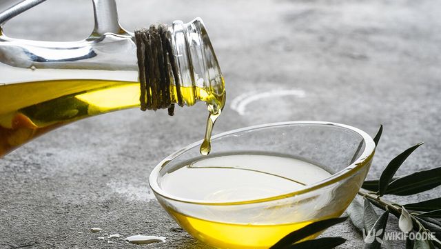 올리브 오일을 그릇에 담고 있다. / banu sevim