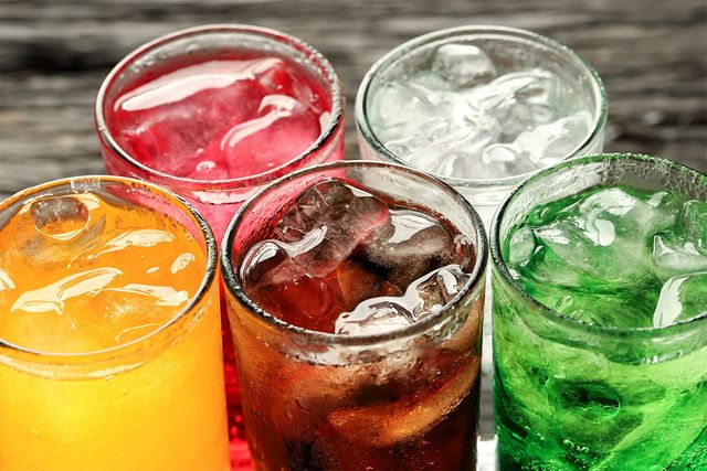 설탕이 많이 들어간 탄산음료의 모습이다. / fongbeerredhot-shutterstock.com