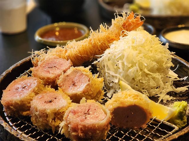 고급 돈가스 매장에서 고기가 선홍빛을 띄고 있다. / malrang-shutterstock.com