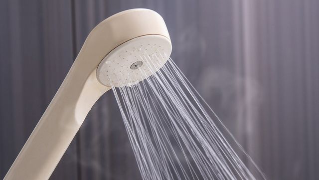 샤워기 헤드에서 물이 나오고 있다. / jazz3311-shutterstock.com