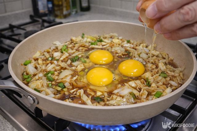 달걀 3개를 넣고 있다. / 위키푸디