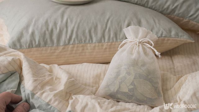 월계수 잎이 담긴 헝겊 주머니를 베개 근처에 둔 모습이다. / 위키푸디