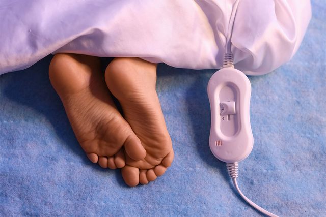 발 아래에 전자 매트 스위치가 놓여 있다. / Pixel-Shot-shutterstock.com