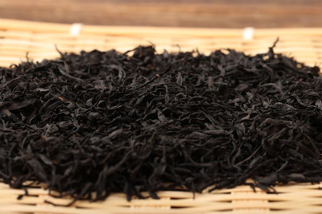 발 위에서 톳을 건조시키고 있다. / KOHUKU-shutterstock.com