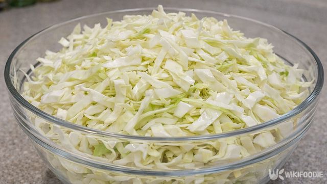 채 썬 양배추가 볼에 가득 담겨 있다. / 위키푸디