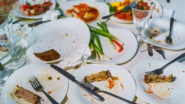 레스토랑 식탁에 빈 접시들이 잔뜩 놓여 있다. / Terelyuk-shutterstock.com