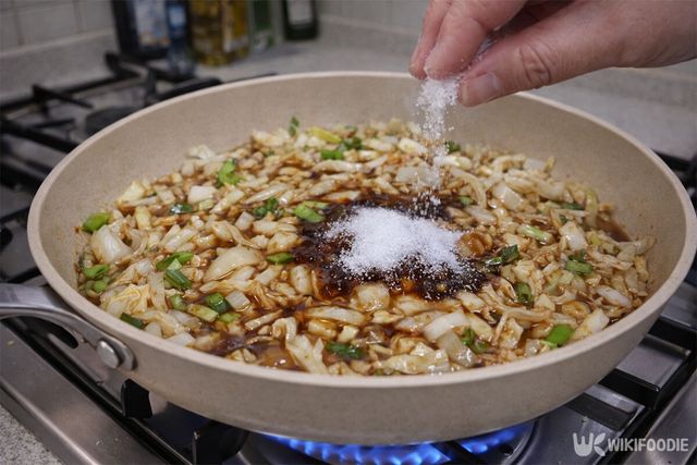 채소에 굴소스와 설탕을 넣고 있다. / 위키푸디