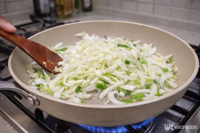 채소들을 넣고 프라이팬에 볶고 있다. / 위키푸디