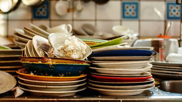 사용된 접시가 겹겹이 쌓여 있다. / Nicole Piepgras-shutterstock.com