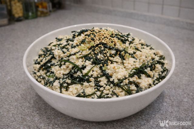 톳 두부 무침이 그릇에 담겨 있다. / 위키푸디