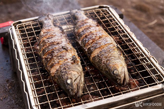 산천어를 석쇠에 굽고 있다. / 위키푸디