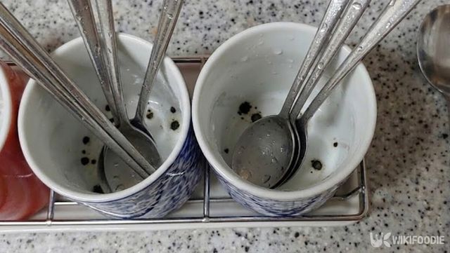 주방 싱크대 위 수저통 안에 숟가락, 젓가락의 모습이다. / 위키푸디