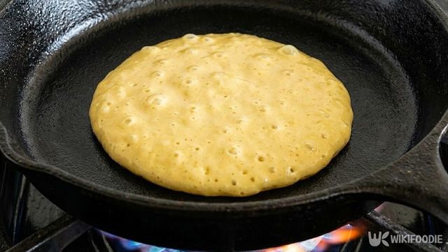 반죽을&nbsp;프라이팬에 올려서 굽고 있다. / 위키푸디