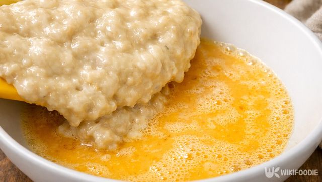 계란을 푼 물에 으깬 바나나를 넣고 있다. / 위키푸디