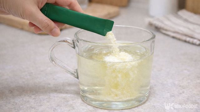 물에 효소식품 가루를 타고 있다. / 위키푸디