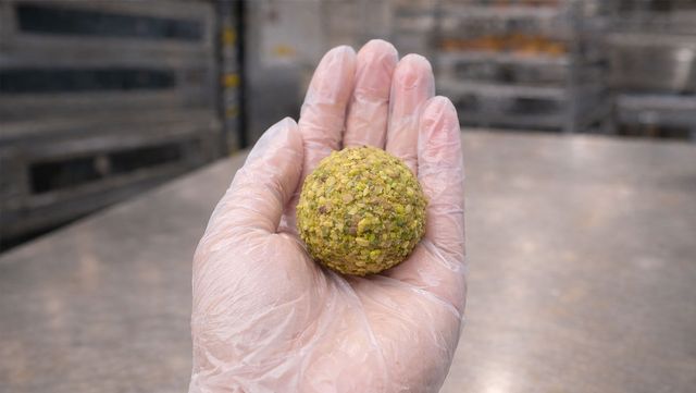 피스타치오 반죽을 손바닥에 올려놓은 모습이다. / 위키푸디