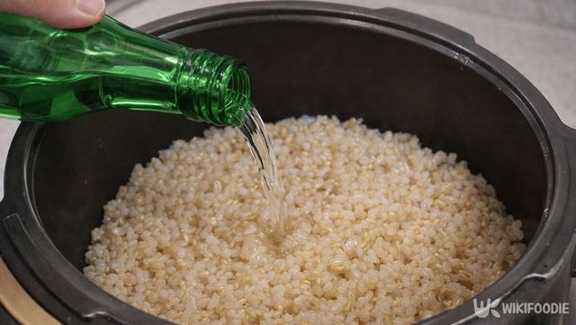 밥에 병에 담긴 소주를 붓고 있다. / 위키푸디