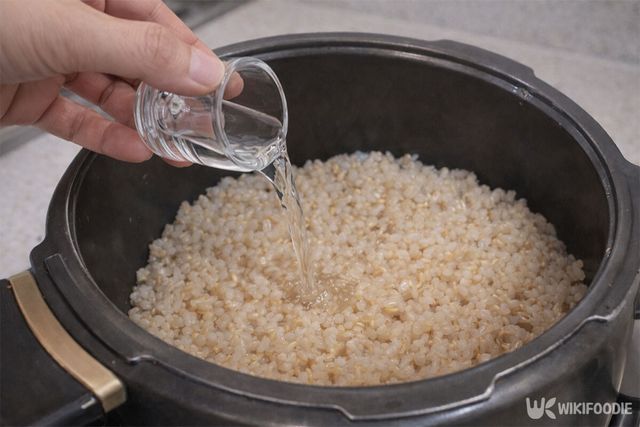 잔에 담긴 소주를 붓고 있다. / 위키푸디