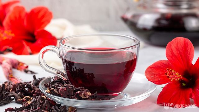 히비스커스차와 히비스커스 꽃잎이 놓여 있다. / Esin Deniz-shutterstock.com