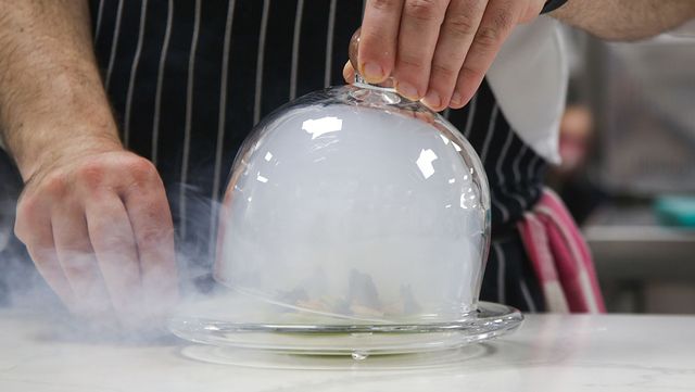 셰프가 분자 요리를 하고 있다. / triocean-shutterstock.com