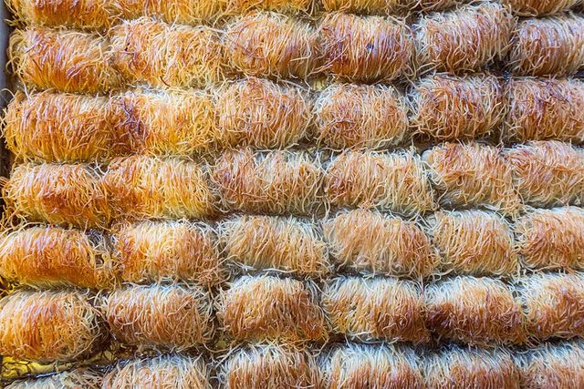 카다이프면을 오븐에 넣고 튀긴 모습이다. / TAMER YILMAZ-shutterstock.com