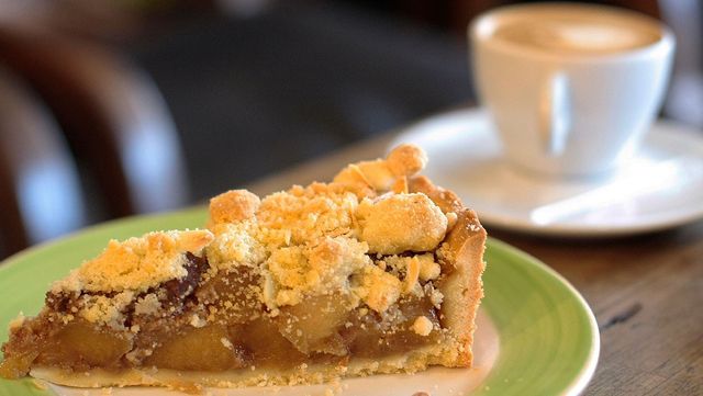 애플크럼블파이와 커피가 테이블에 놓여 있다. / AGOS RAMOS-shutterstock.com