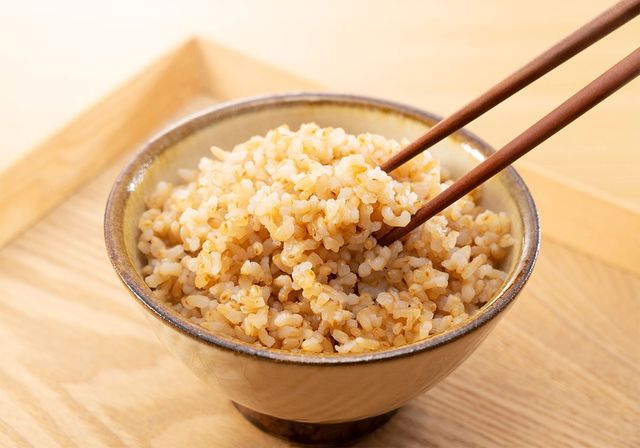 현미밥을 젓가락으로 뜨고 있다. / masa44-shutterstock.com