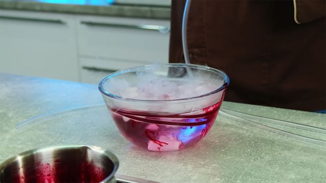 분자 요리로 인해 볼에서 연기가 나고 있다. / triocean-shutterstock.com