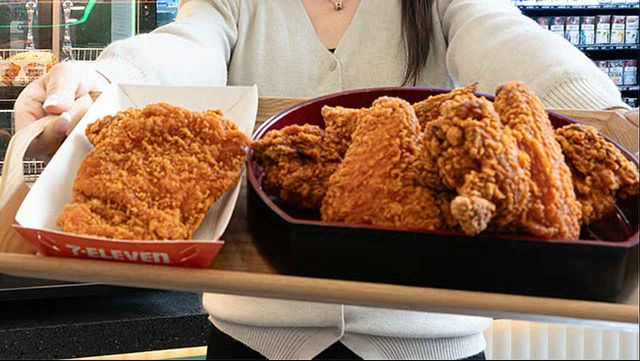 세븐일레븐이 조각 치킨 상품을 닭날개까지 확대하며 새롭게 출시한 '매콤크럼블통날개'. / 사진=세븐일레븐 제공