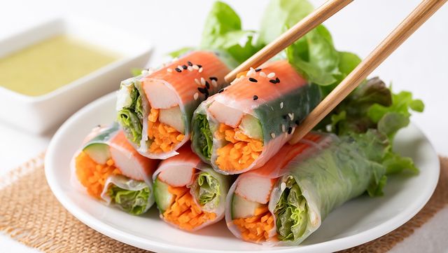 샐러드롤에 맛살, 당근, 오이, 상추가 들어 있다. / Nungning20-shutterstock.com