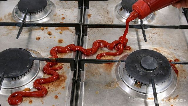 가스레인지에 케첩을 짠 모습이다. / 위키푸디