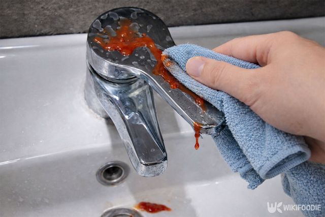 케첩 묻은 수도꼭지를 물걸레로 닦고 있다. / 위키푸디