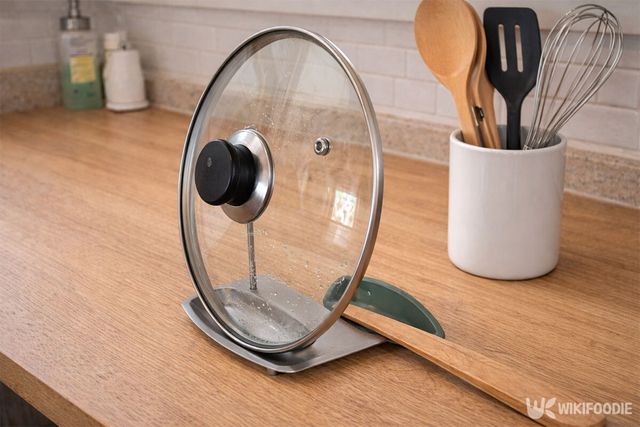 냄비뚜껑을 세워 건조하고 있다. / 위키푸디