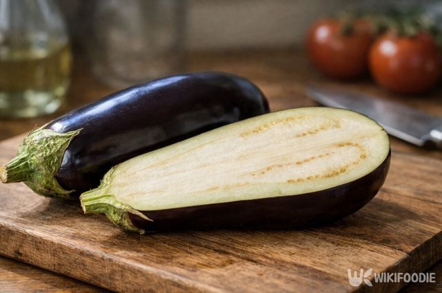 가지를 반으로 잘라 껍질과 속살을 함께 보여주고 있다. / 위키푸디