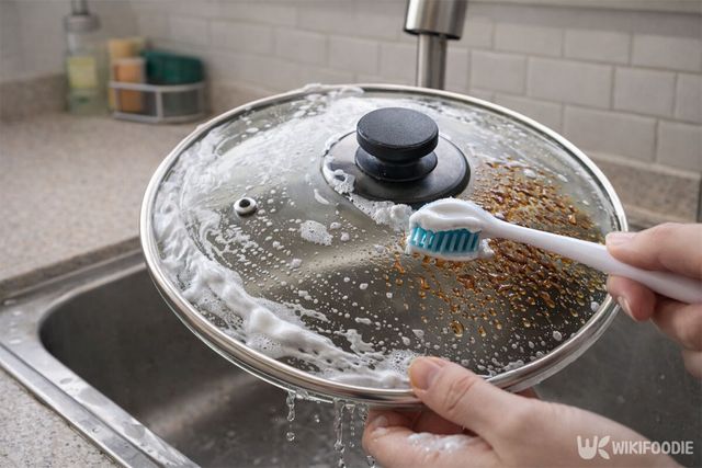 냄비뚜껑에 치약을 묻혀 칫솔질하고 있다. / 위키푸디