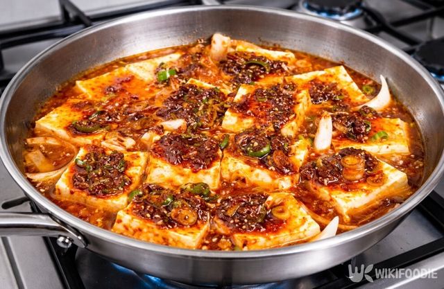 양념을 끼얹어 조리고 있다. / 위키푸디