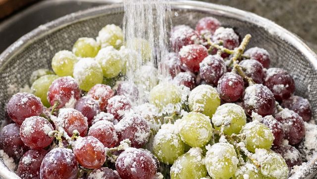 포도 사이사이에 밀가루를 뿌려 씻고 있다. / 위키푸디
