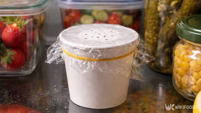 종이컵에 베이킹소다를 담아 비닐로 감싸면 냉장고 냄새 관리까지 함께할 수 있다. / 위키푸디